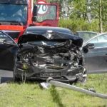 Wypadek na obwodnicy Wągrowca: samochód uderzył w latarnię, kierująca w szpitalu (foto i wideo)