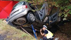 Tragedia na łuku drogi za Pokrzywnicą. Kierowca osobówki zginął po czołowym zderzeniu z ciężarówką