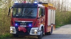 Kłęby dymu i ogień na dachu! Pożar domu w Kobylcu