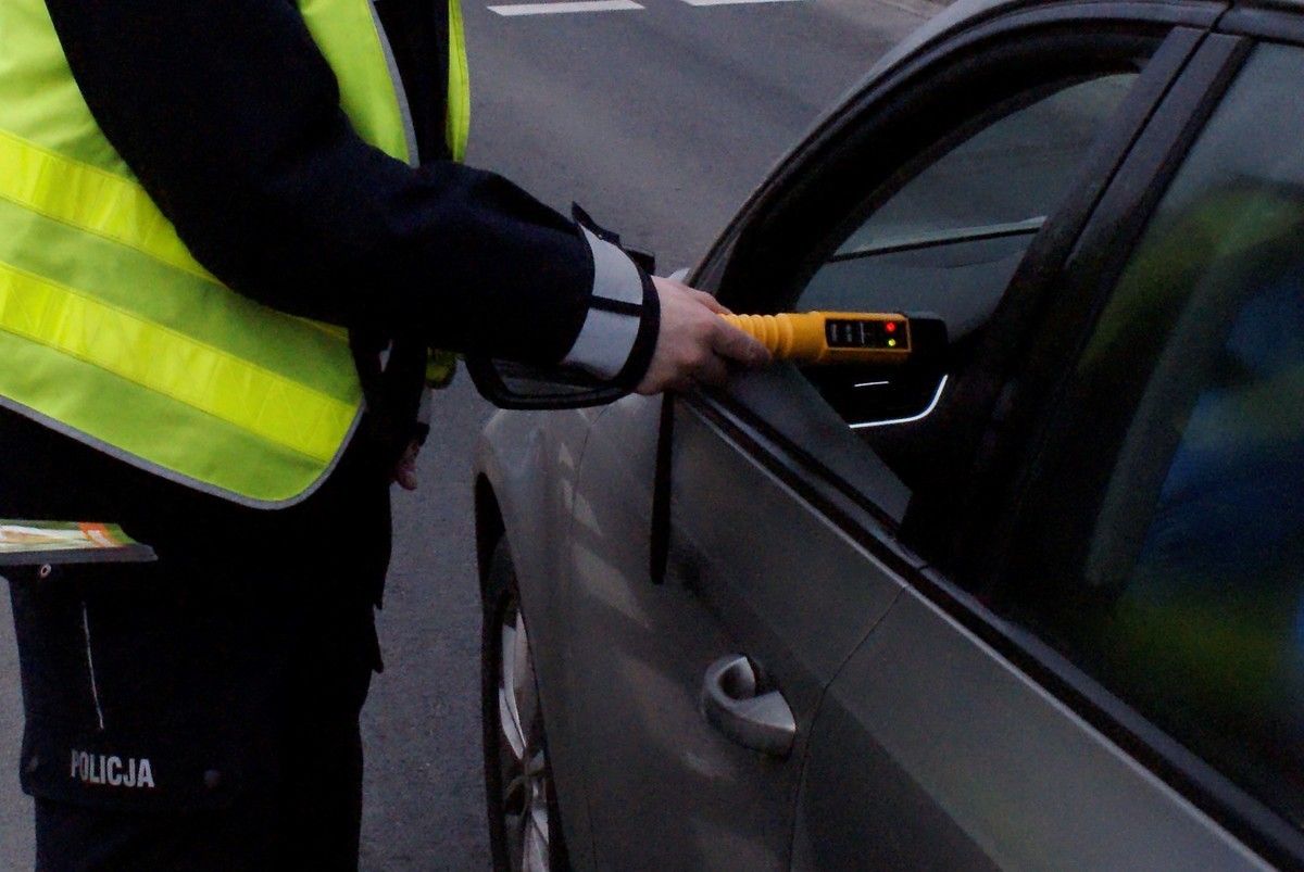 Zobaczył policyjne światła i próbował się zamienić z pasażerem. Nie wiedział, że patrzą na niego policjanci w nieoznakowanym radiowozie
