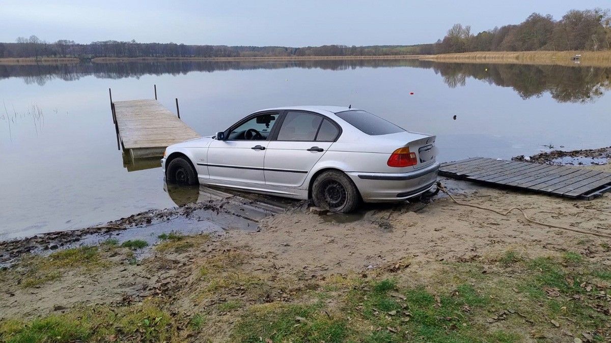 Samochód skończył w jeziorze. 19-latek trafił do policyjnej celi